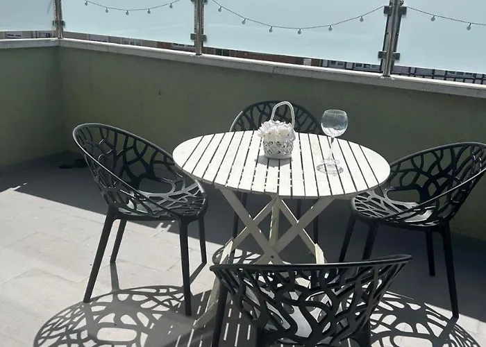 En Astillero Con Dos Terrazas * El Astillero